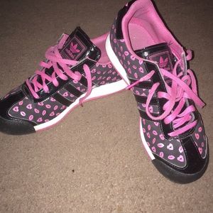 tennis shoes,valentine kisses,addias